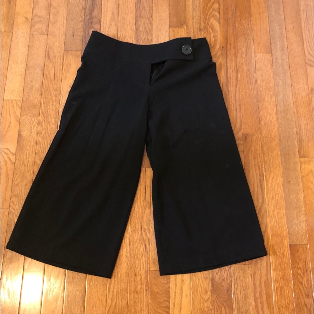 Black crop Capri pants. Wide legs.